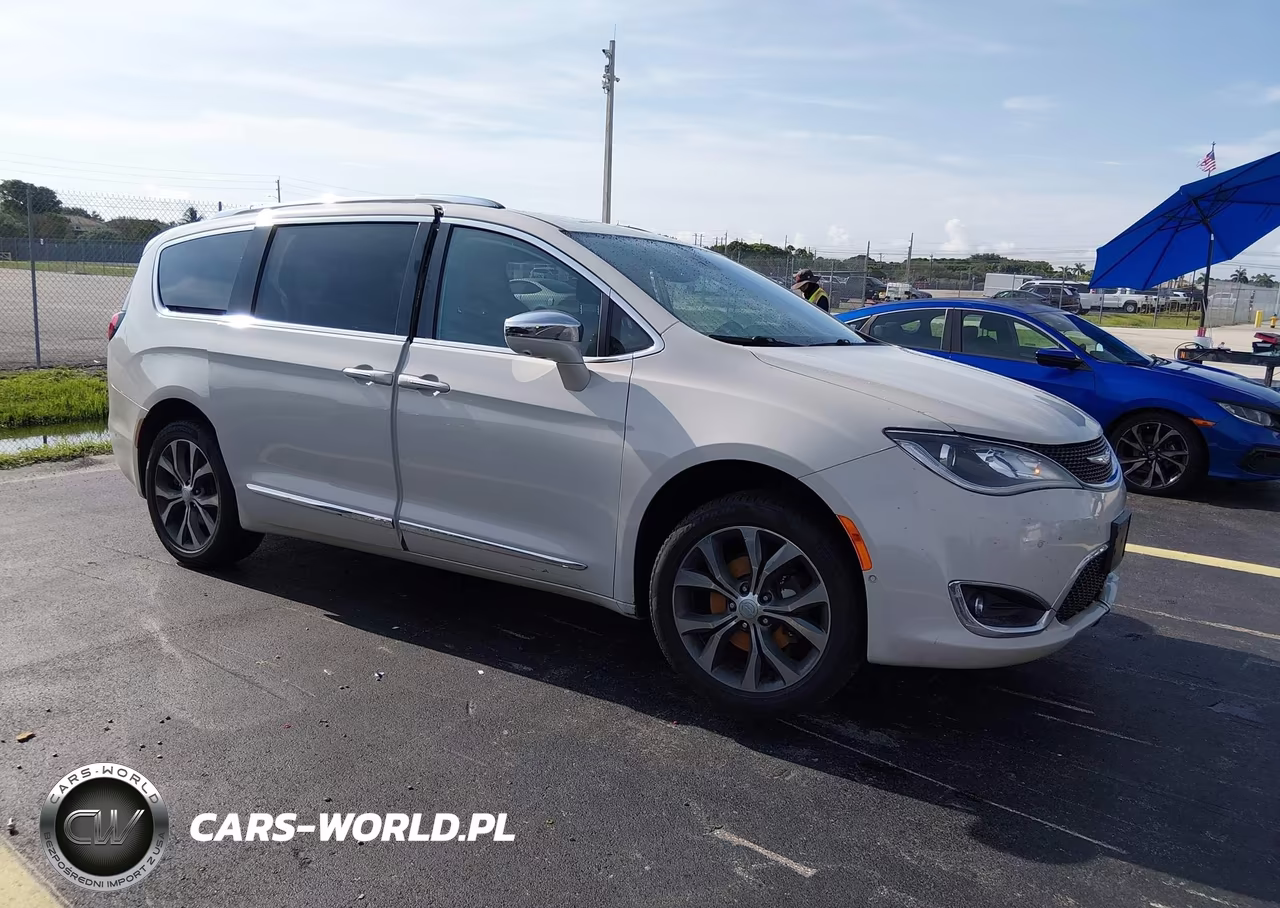 2017 Chrysler Pacifica Limited VIN:2C4RC1GGXHR584030 - 1