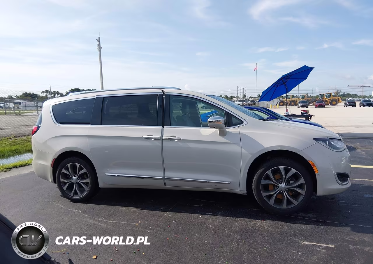 2017 Chrysler Pacifica Limited VIN:2C4RC1GGXHR584030 - 12