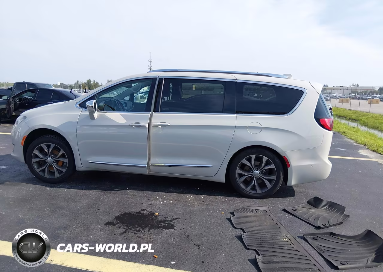 2017 Chrysler Pacifica Limited VIN:2C4RC1GGXHR584030 - 13