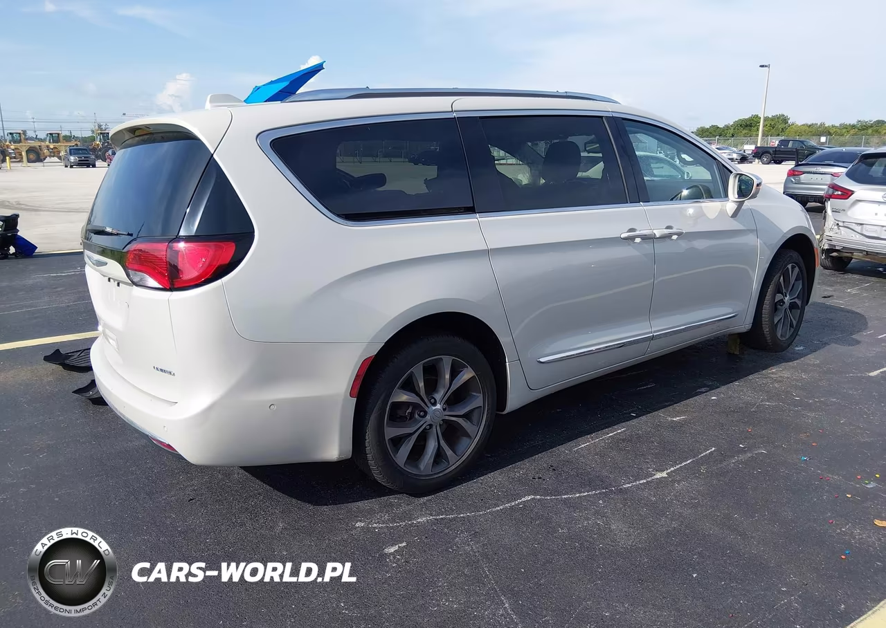 2017 Chrysler Pacifica Limited VIN:2C4RC1GGXHR584030 - 4
