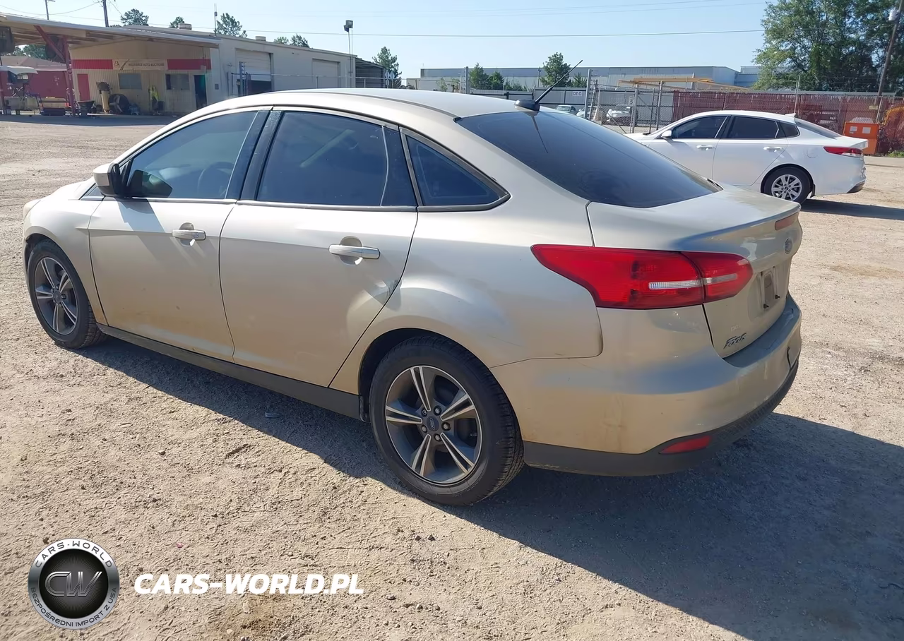 2018 Ford Focus Se VIN:1FADP3F21JL286843 - 3