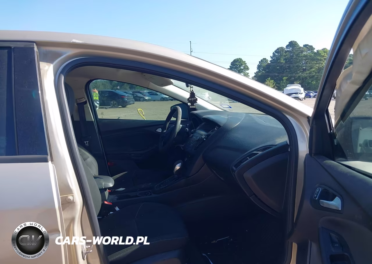 2018 Ford Focus Se VIN:1FADP3F21JL286843 - 5