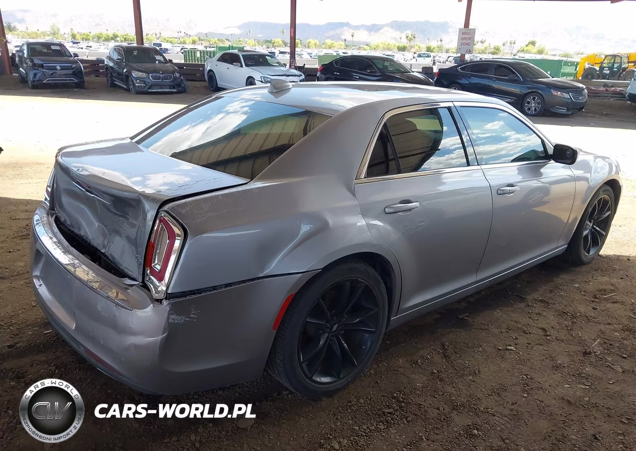 2015 Chrysler 300 Limited VIN:2C3CCAAG4FH796606 - 4