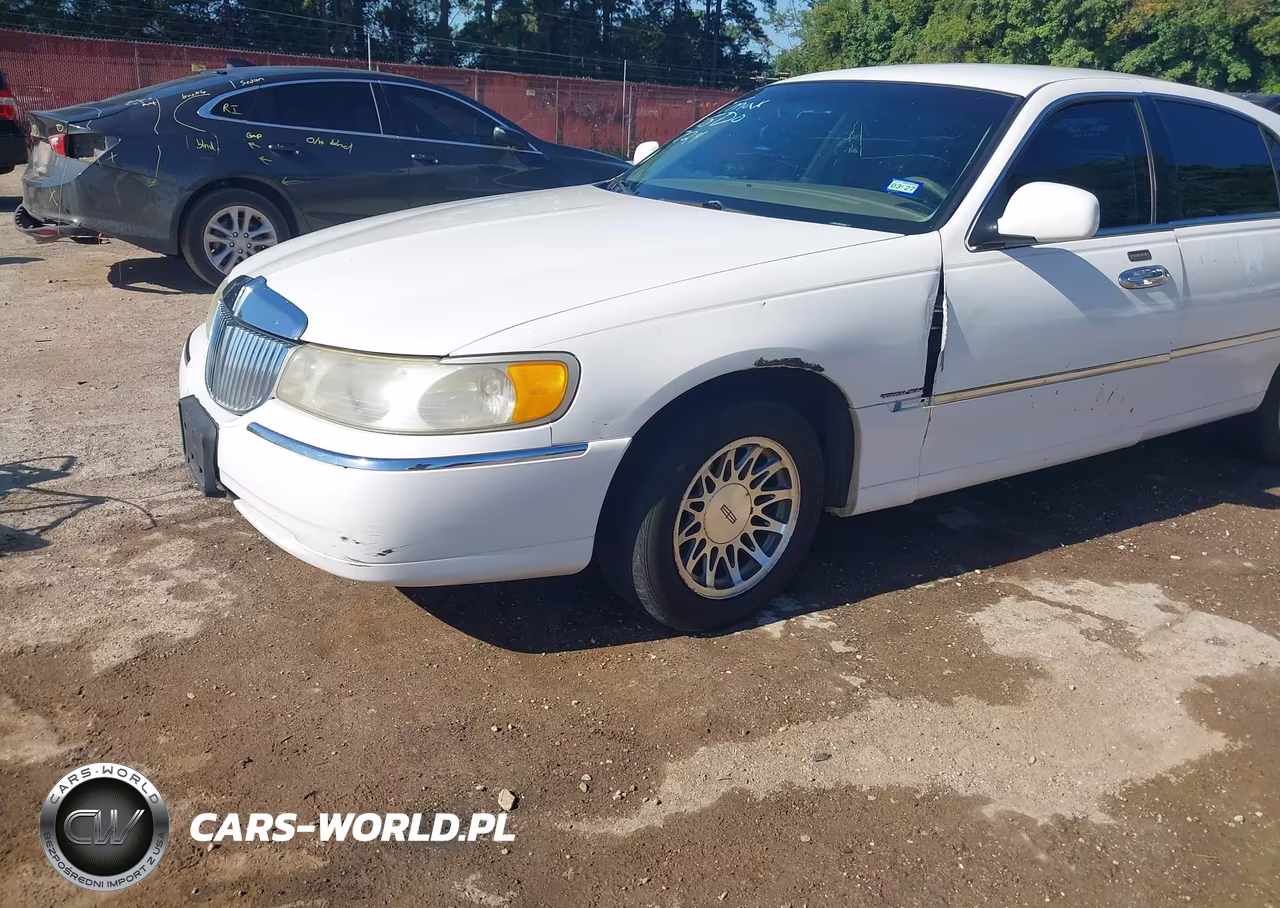2000 Lincoln Town Car Signature VIN:1LNHM82W2YY797528 - 2