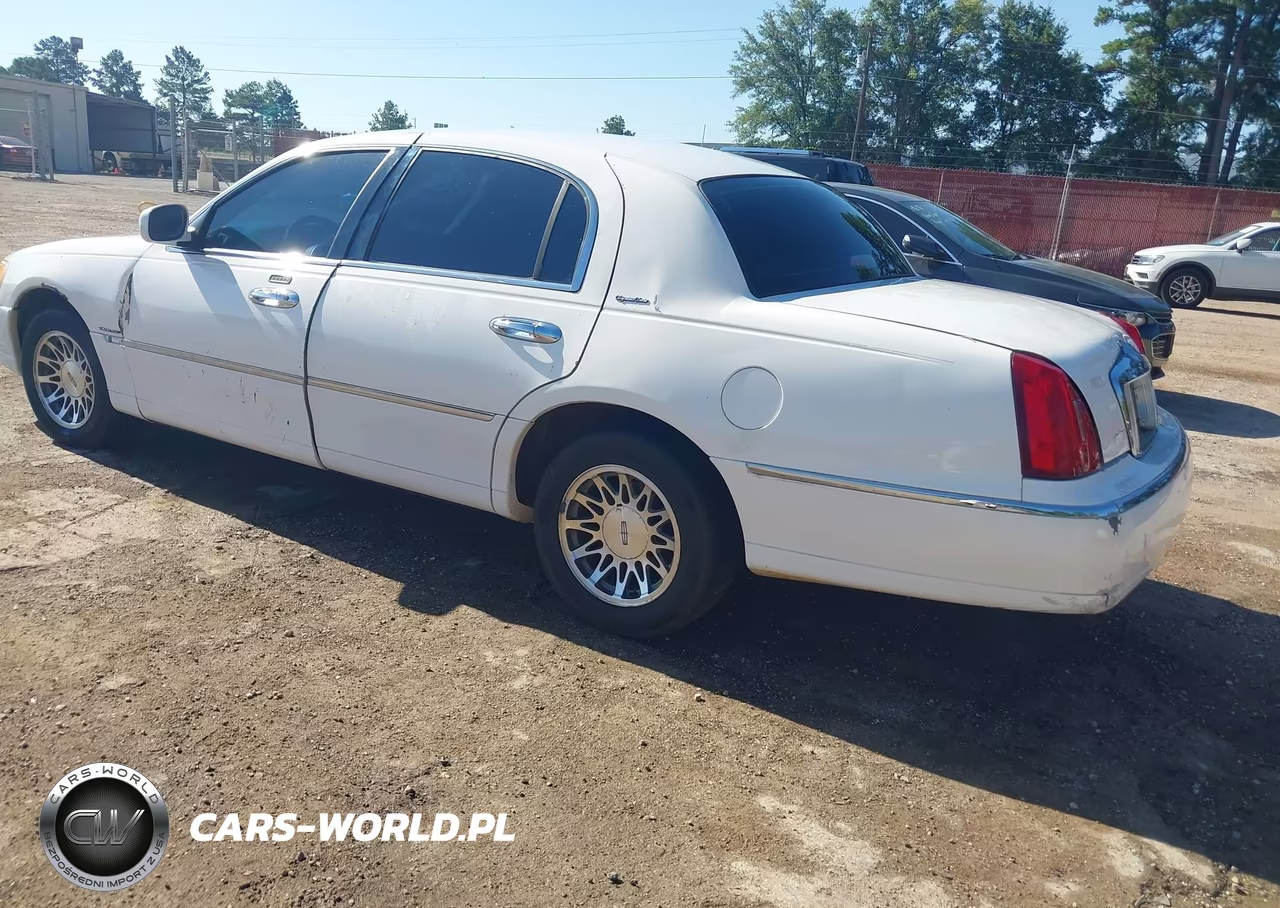 2000 Lincoln Town Car Signature VIN:1LNHM82W2YY797528 - 3