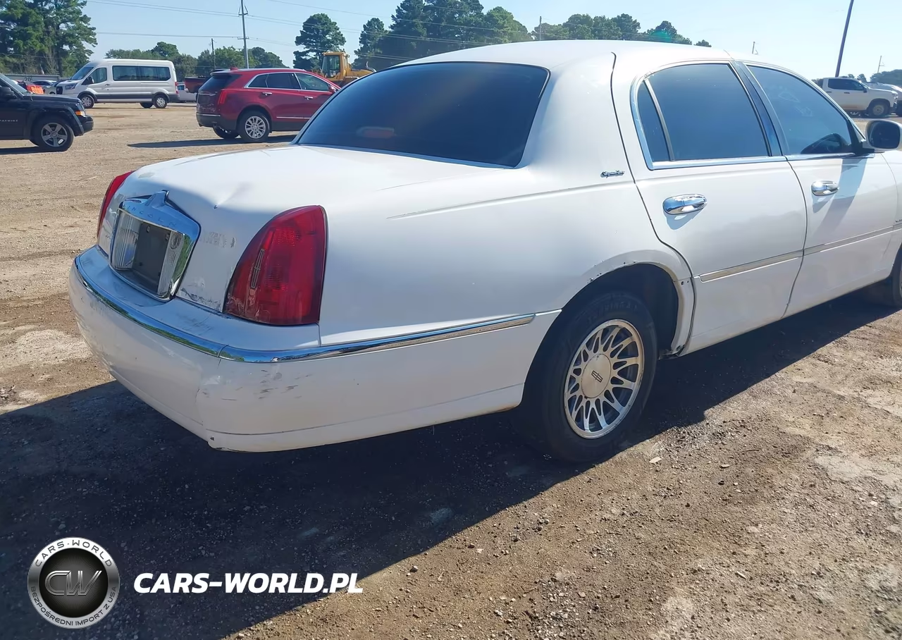 2000 Lincoln Town Car Signature VIN:1LNHM82W2YY797528 - 4