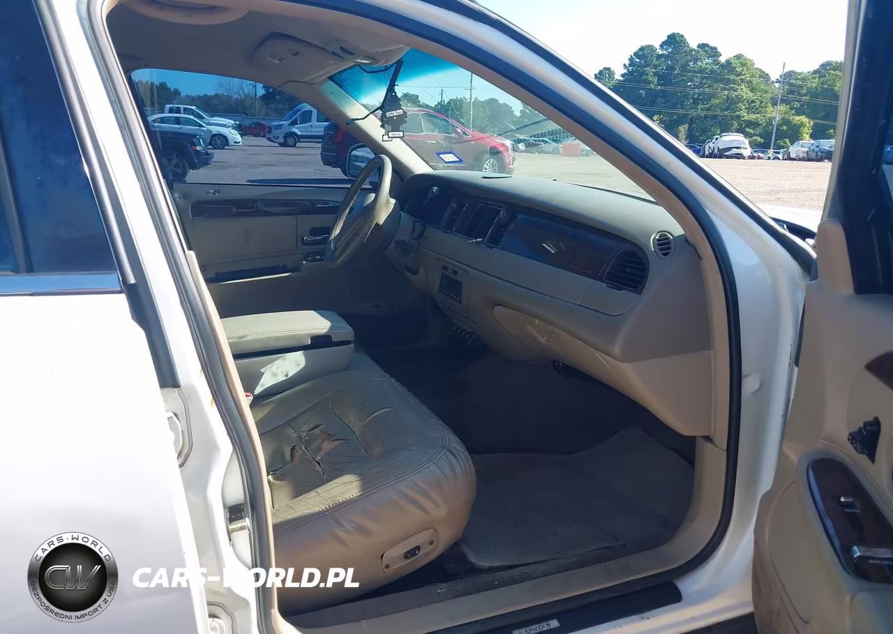 2000 Lincoln Town Car Signature VIN:1LNHM82W2YY797528 - 5