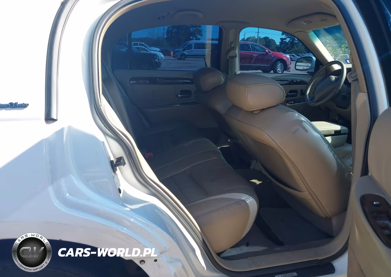 2000 Lincoln Town Car Signature VIN:1LNHM82W2YY797528 - 8