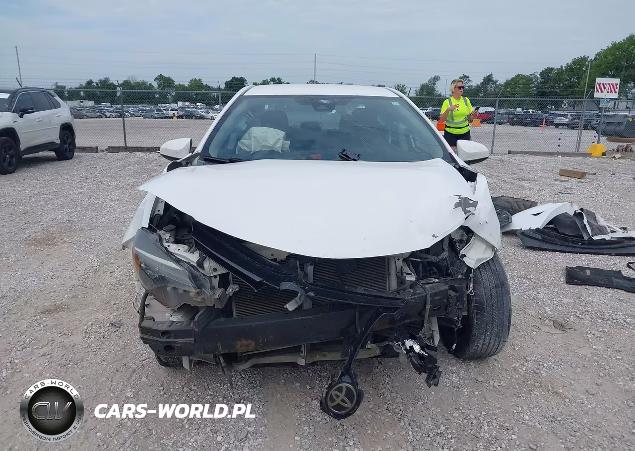 2018 Toyota Corolla Le VIN:5YFBURHE7JP839524 - 13