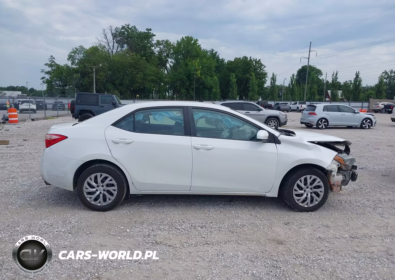2018 Toyota Corolla Le VIN:5YFBURHE7JP839524 - 14