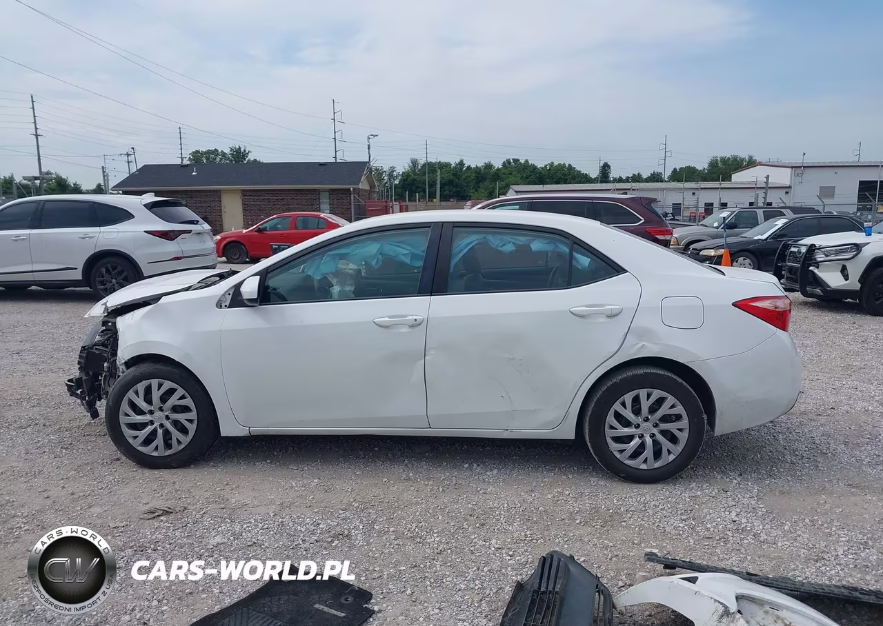 2018 Toyota Corolla Le VIN:5YFBURHE7JP839524 - 15