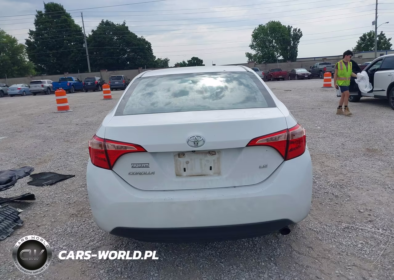 2018 Toyota Corolla Le VIN:5YFBURHE7JP839524 - 17