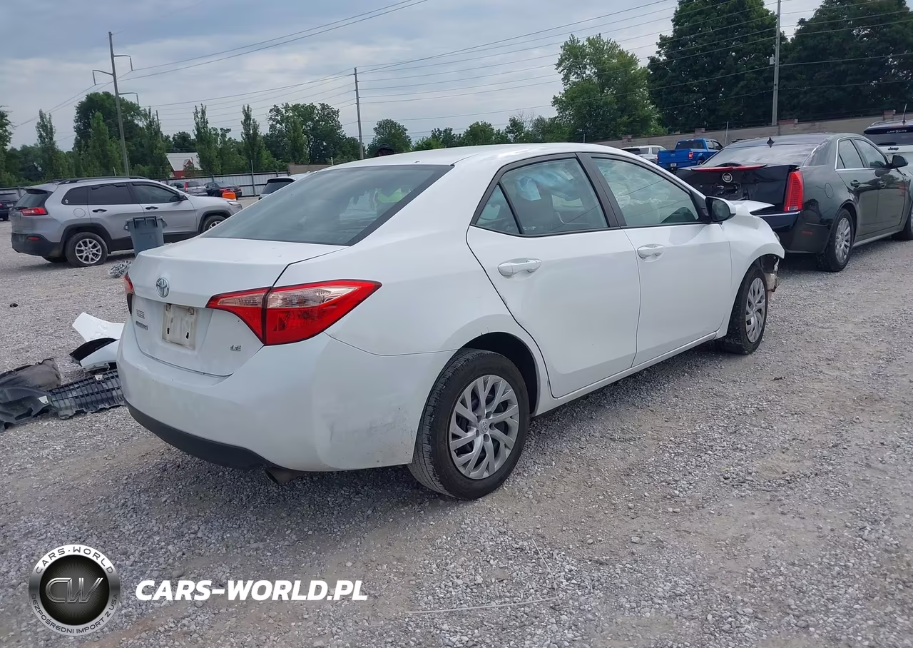 2018 Toyota Corolla Le VIN:5YFBURHE7JP839524 - 4