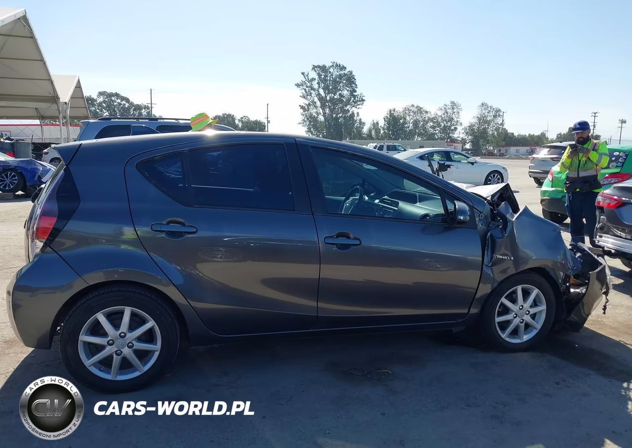 2015 Toyota Prius C Two VIN:JTDKDTB39F1104219 - 14