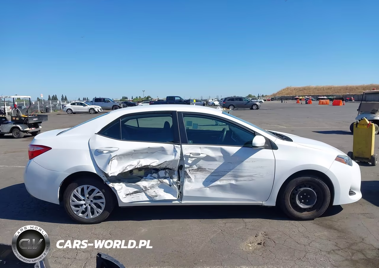 2018 Toyota Corolla Le VIN:5YFBURHE8JP783335 - 13
