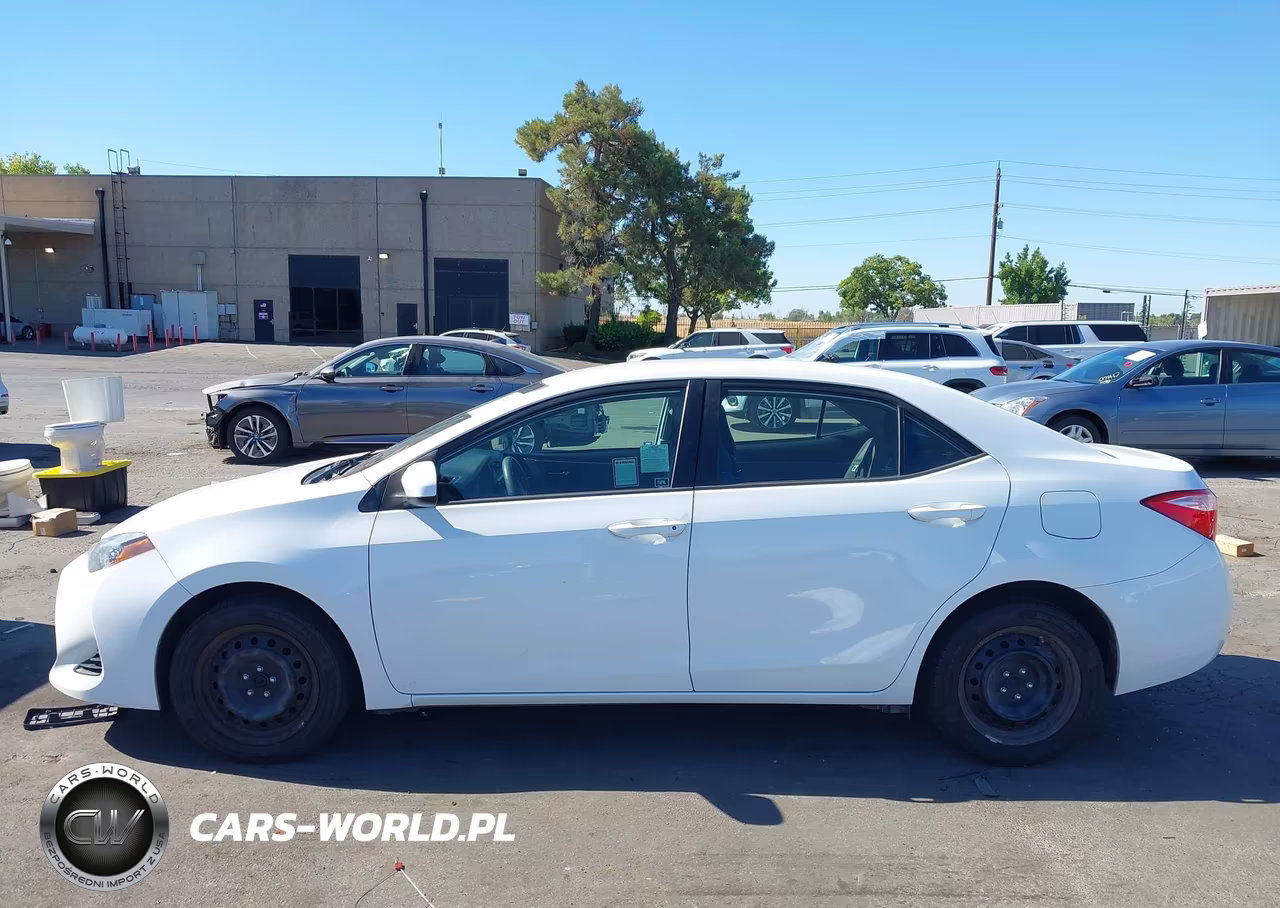 2018 Toyota Corolla Le VIN:5YFBURHE8JP783335 - 14