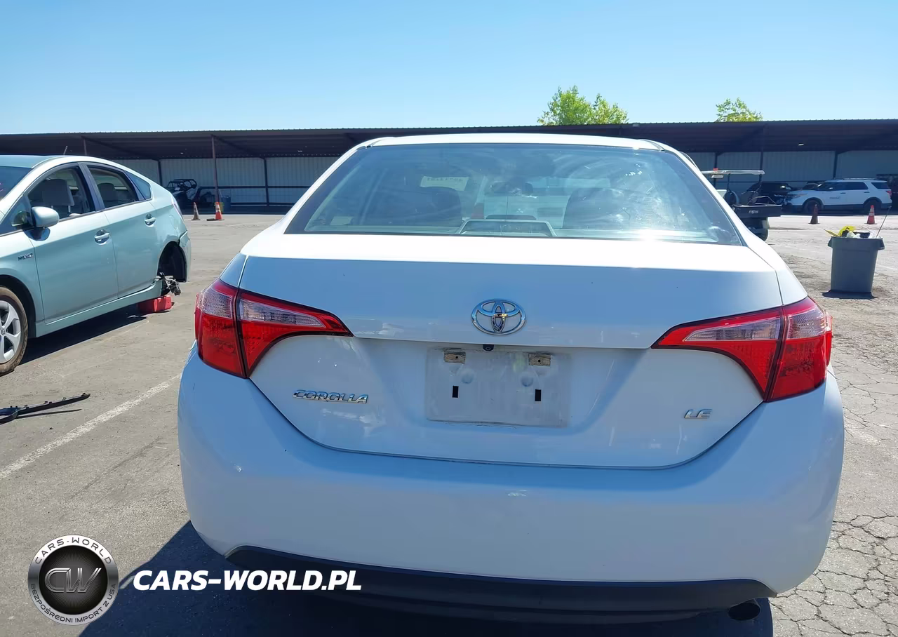 2018 Toyota Corolla Le VIN:5YFBURHE8JP783335 - 16