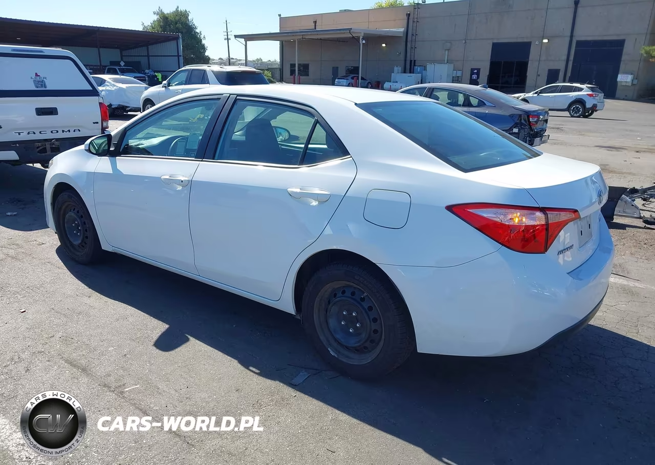 2018 Toyota Corolla Le VIN:5YFBURHE8JP783335 - 3