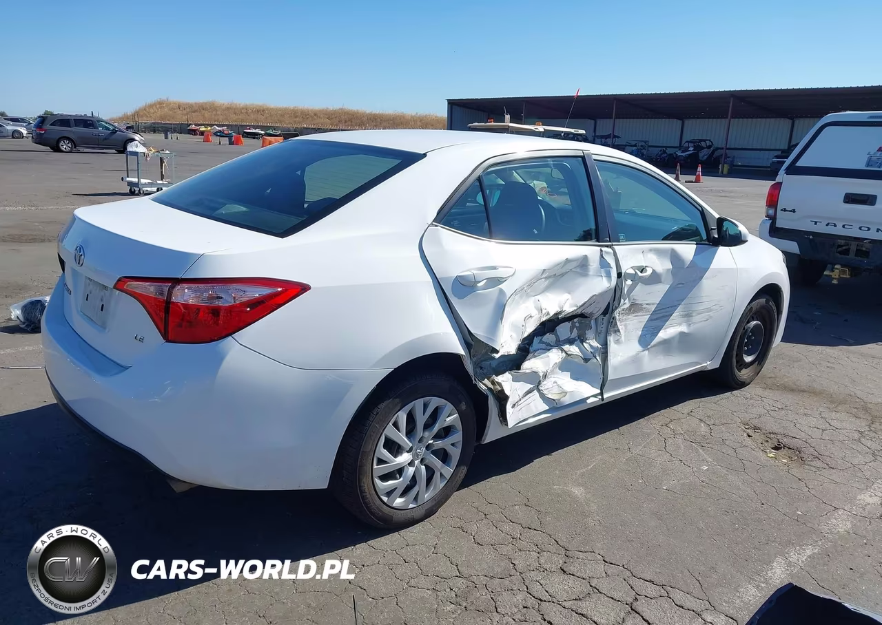 2018 Toyota Corolla Le VIN:5YFBURHE8JP783335 - 4