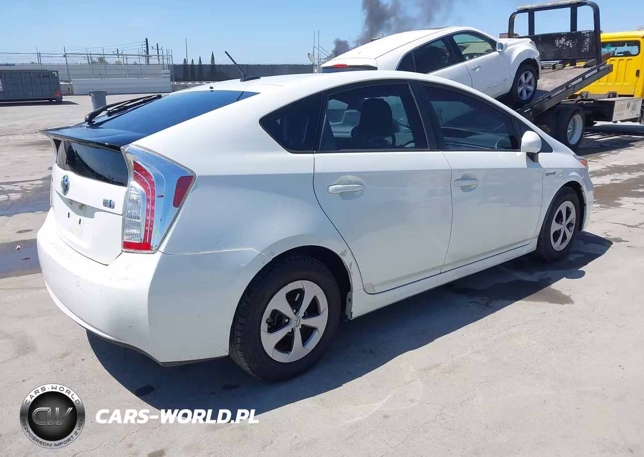 2014 Toyota Prius Three VIN:JTDKN3DU8E1753012 - 4