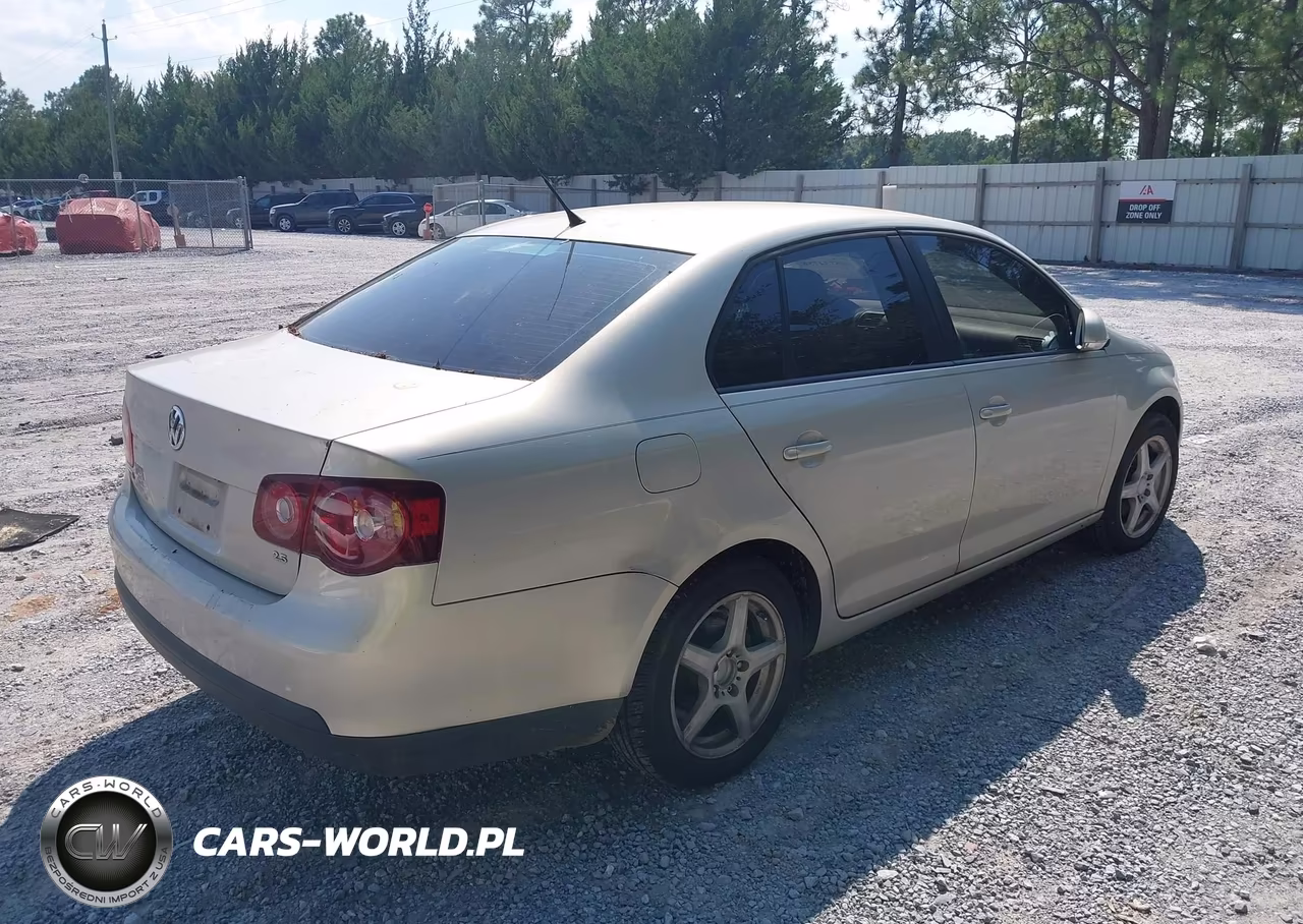 2010 Volkswagen Jetta S VIN:3VWJX7AJ7AM039440 - 4