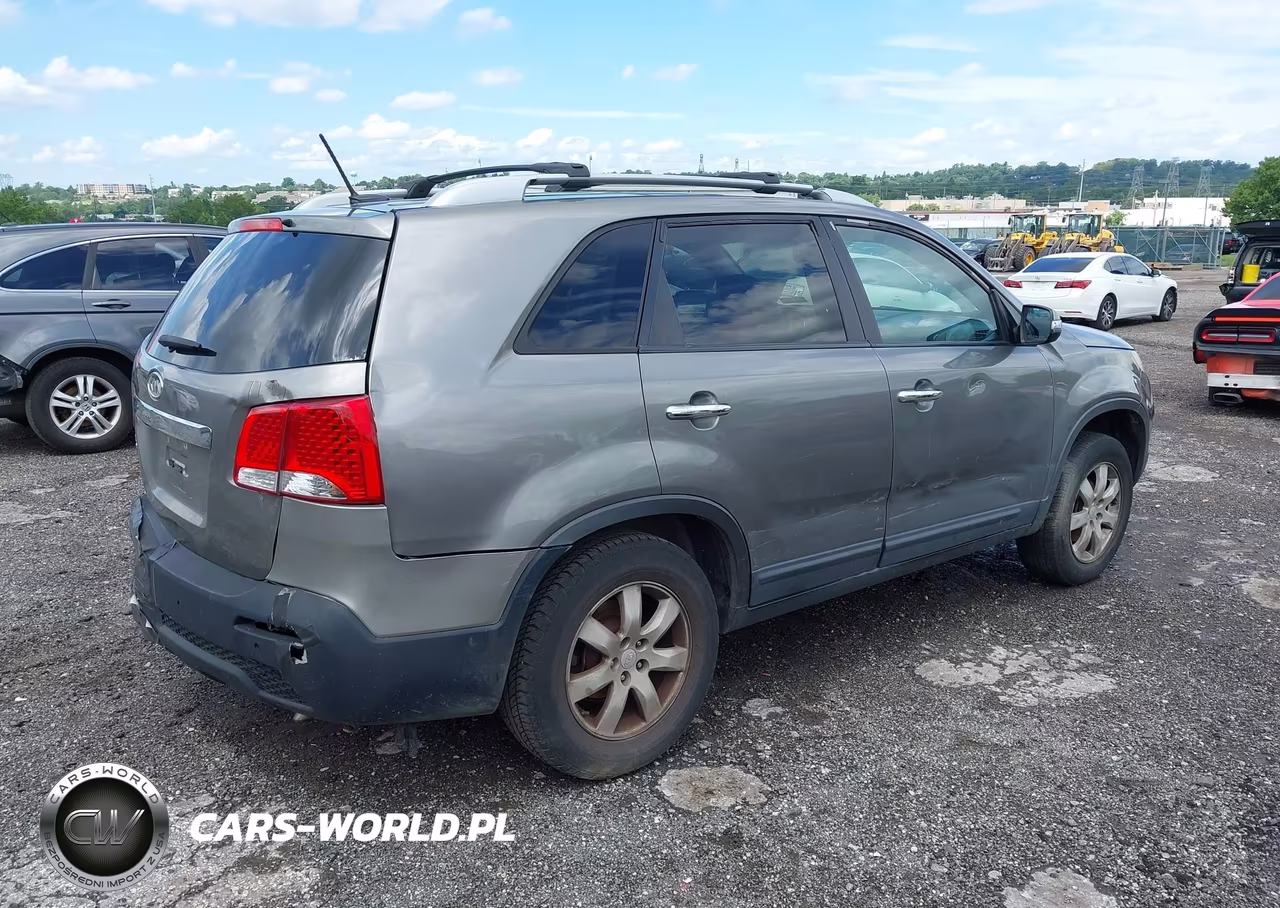 2011 Kia Sorento Lx VIN:5XYKT3A19BG185882 - 4