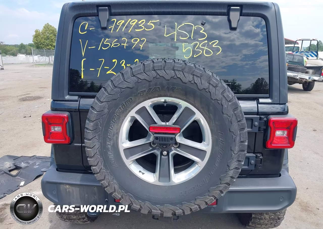 2018 Jeep Wrangler Unlimited Sahara 4X4 VIN:1C4HJXEG6JW156797 - 16