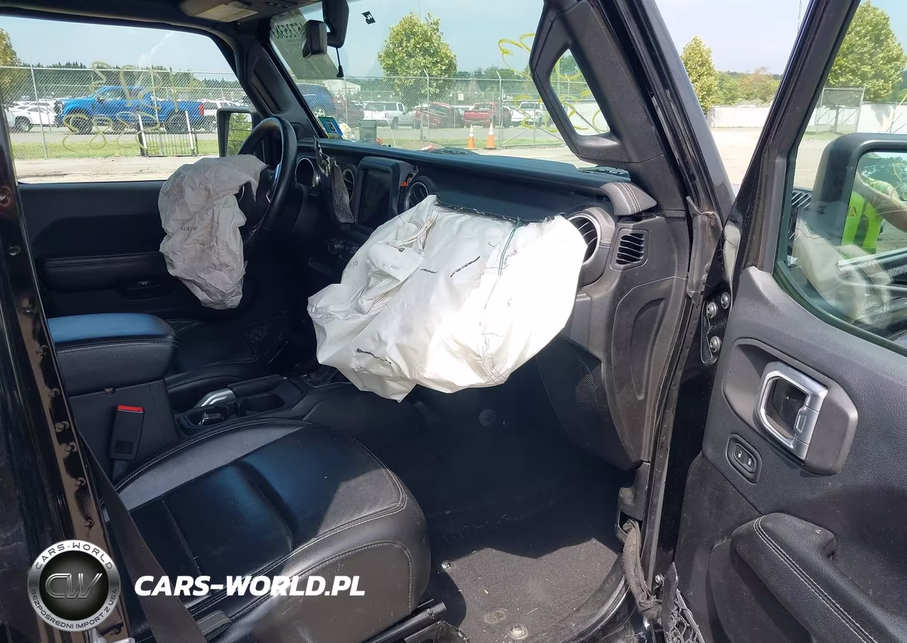 2018 Jeep Wrangler Unlimited Sahara 4X4 VIN:1C4HJXEG6JW156797 - 5
