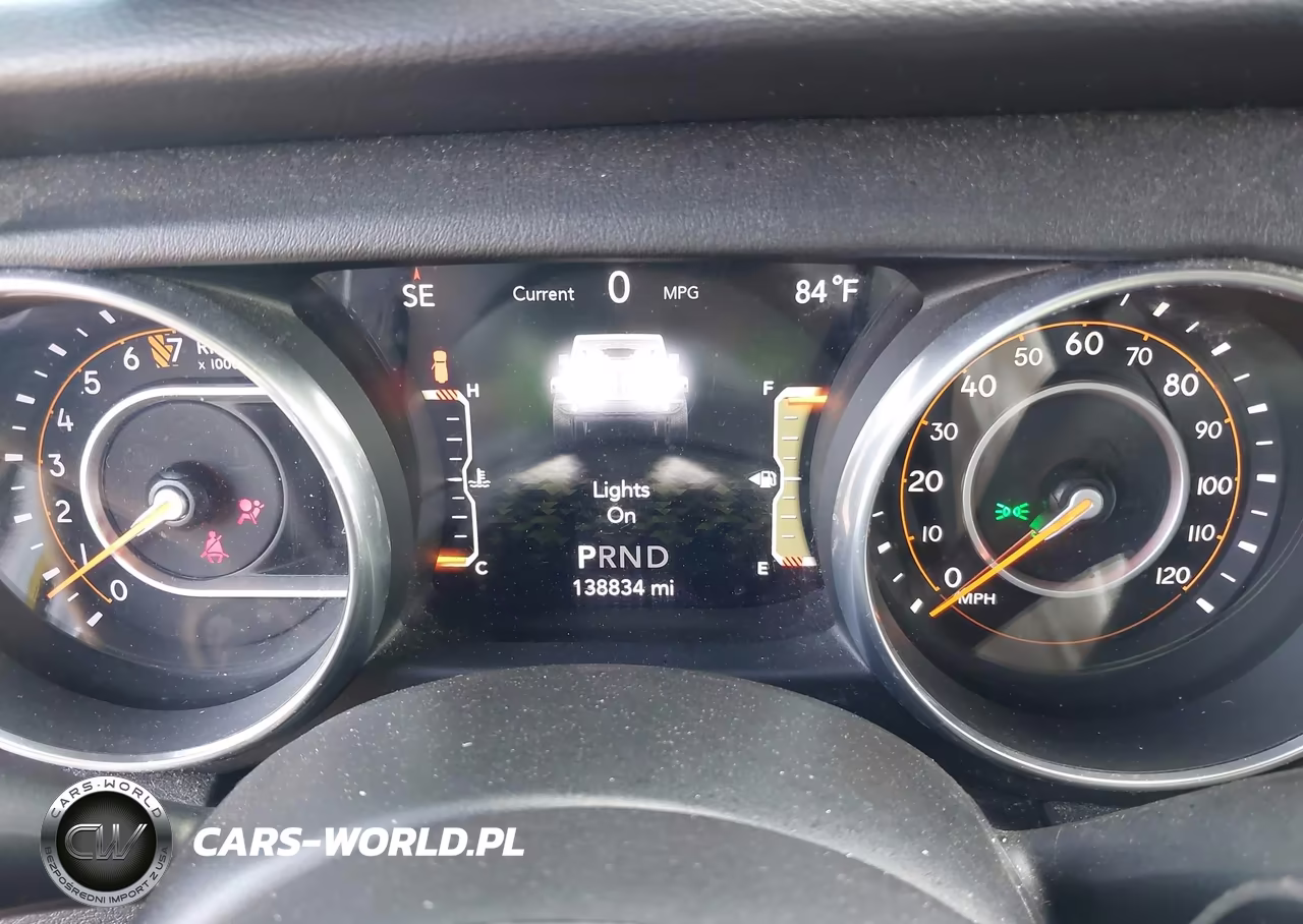 2018 Jeep Wrangler Unlimited Sahara 4X4 VIN:1C4HJXEG6JW156797 - 7