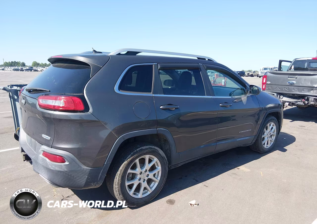 2015 Jeep Cherokee Latitude VIN:1C4PJLCS0FW711410 - 4