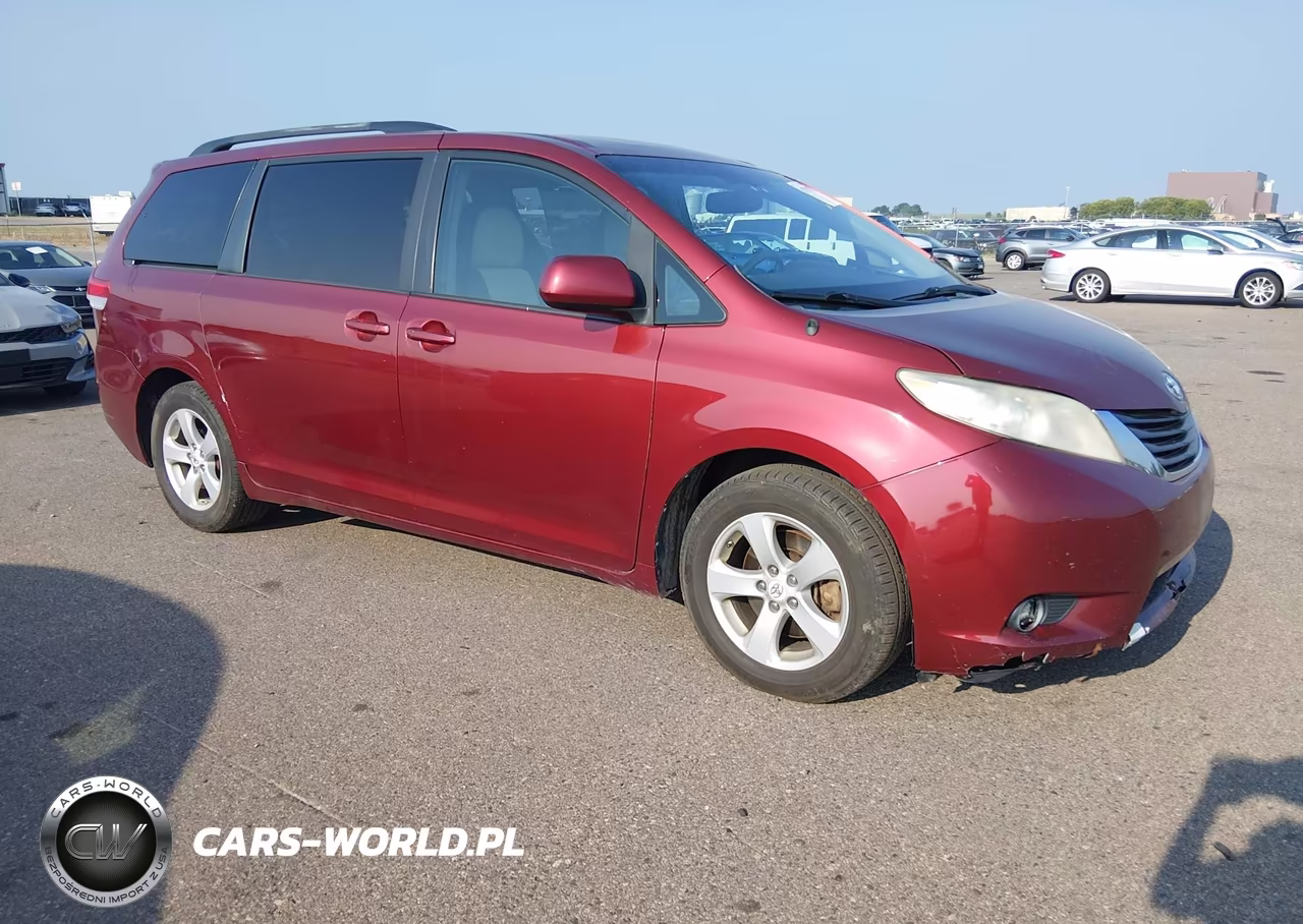 2012 Toyota Sienna Le V6 8 Passenger