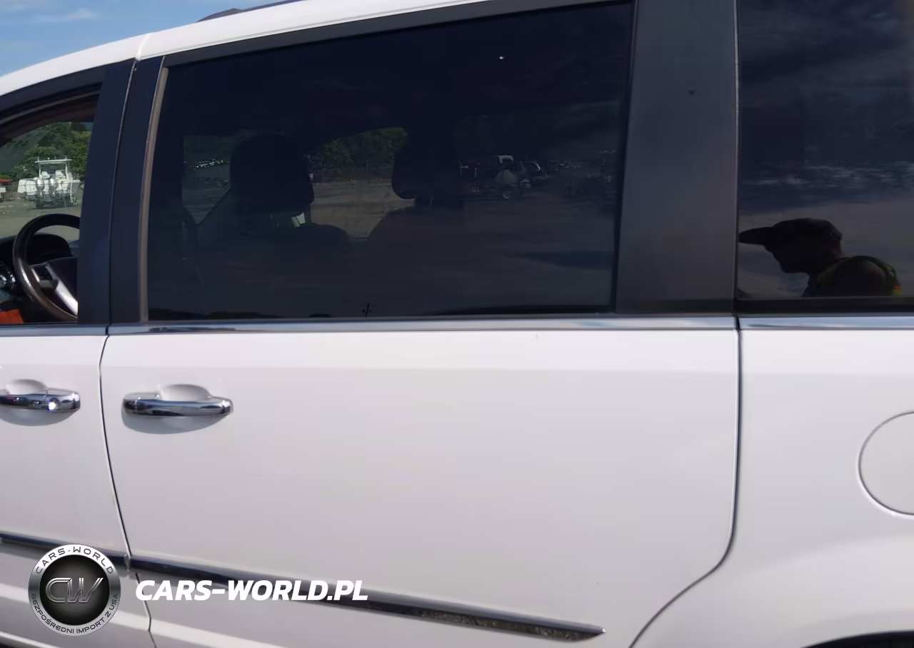 2016 Chrysler Town & Country Touring VIN:2C4RC1BG8GR119414 - 14