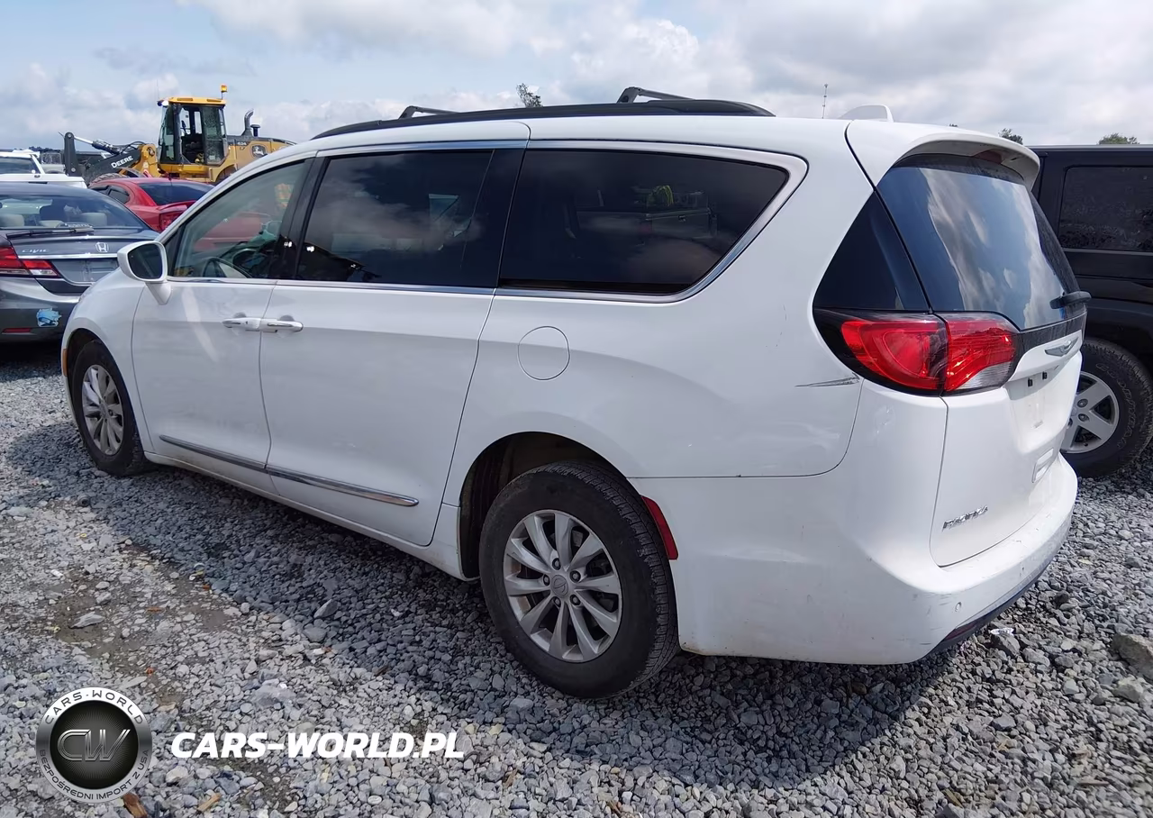 2017 Chrysler Pacifica Touring-L VIN:2C4RC1BG0HR583296 - 3