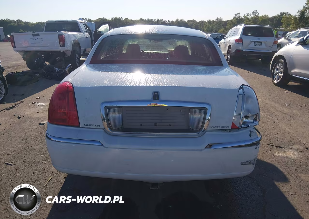 2010 Lincoln Town Car Signature Limited VIN:2LNBL8CV3AX607160 - 16