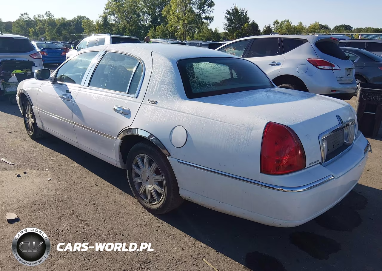 2010 Lincoln Town Car Signature Limited VIN:2LNBL8CV3AX607160 - 3