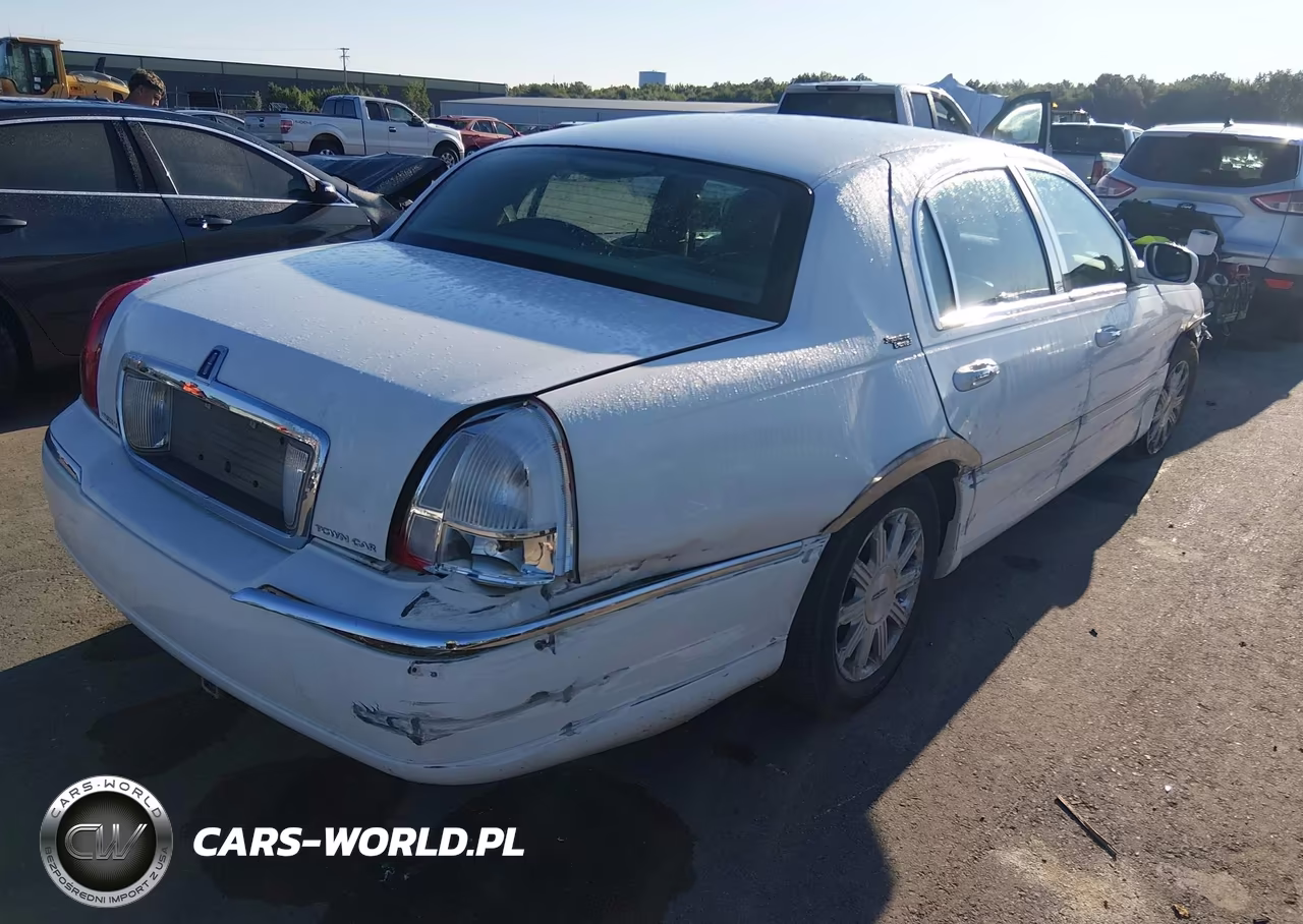 2010 Lincoln Town Car Signature Limited VIN:2LNBL8CV3AX607160 - 4