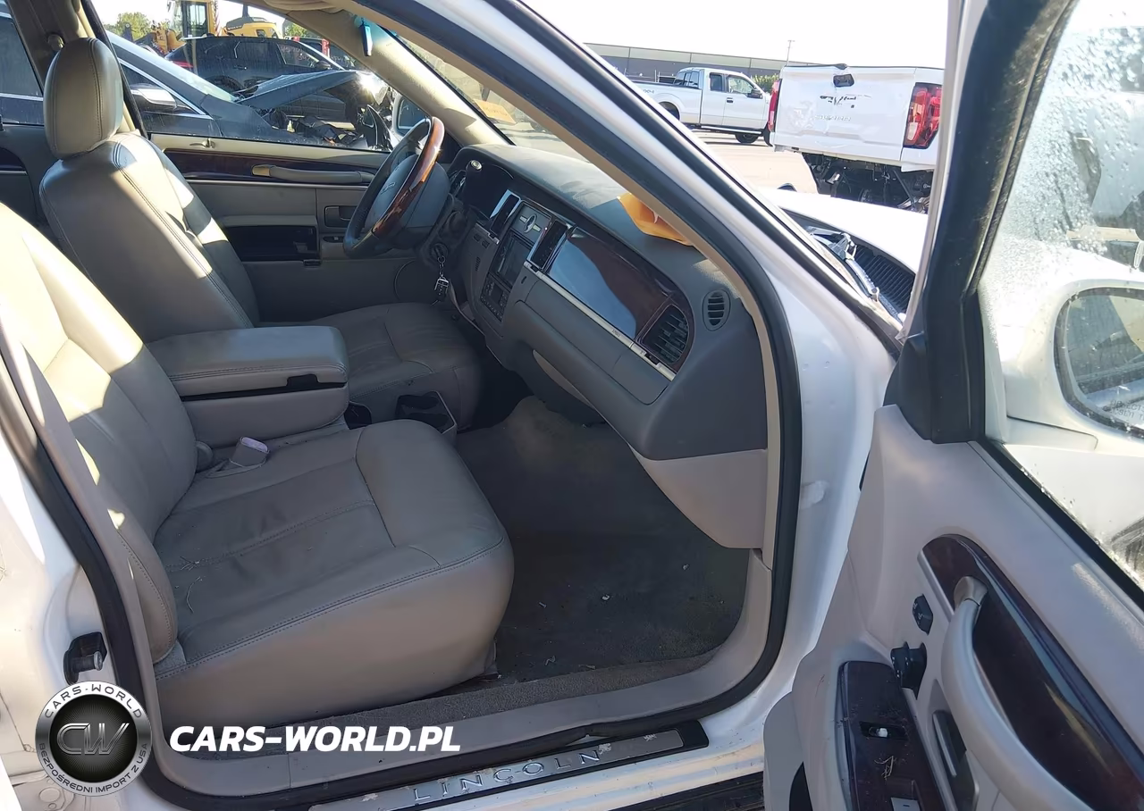 2010 Lincoln Town Car Signature Limited VIN:2LNBL8CV3AX607160 - 5