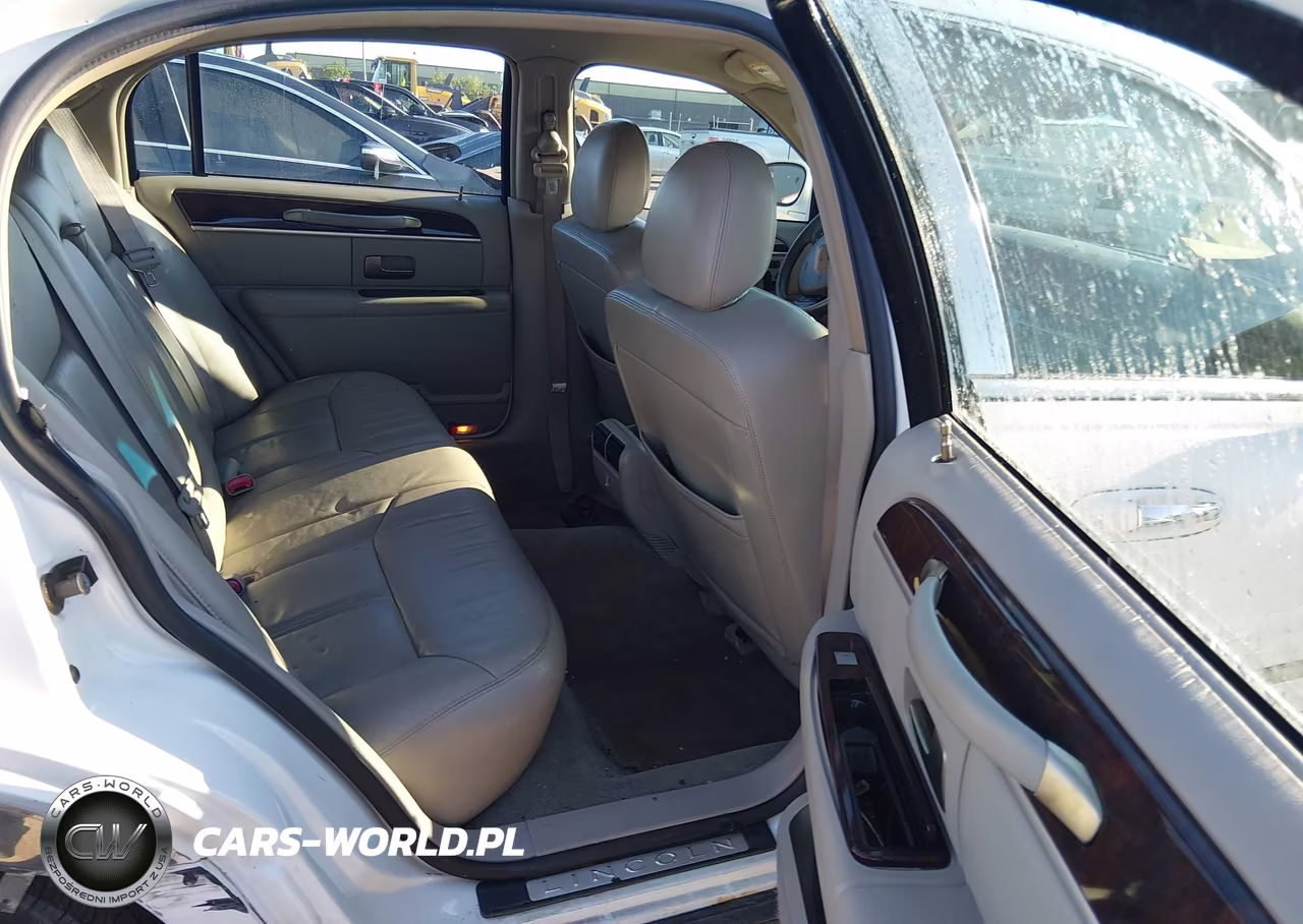 2010 Lincoln Town Car Signature Limited VIN:2LNBL8CV3AX607160 - 8