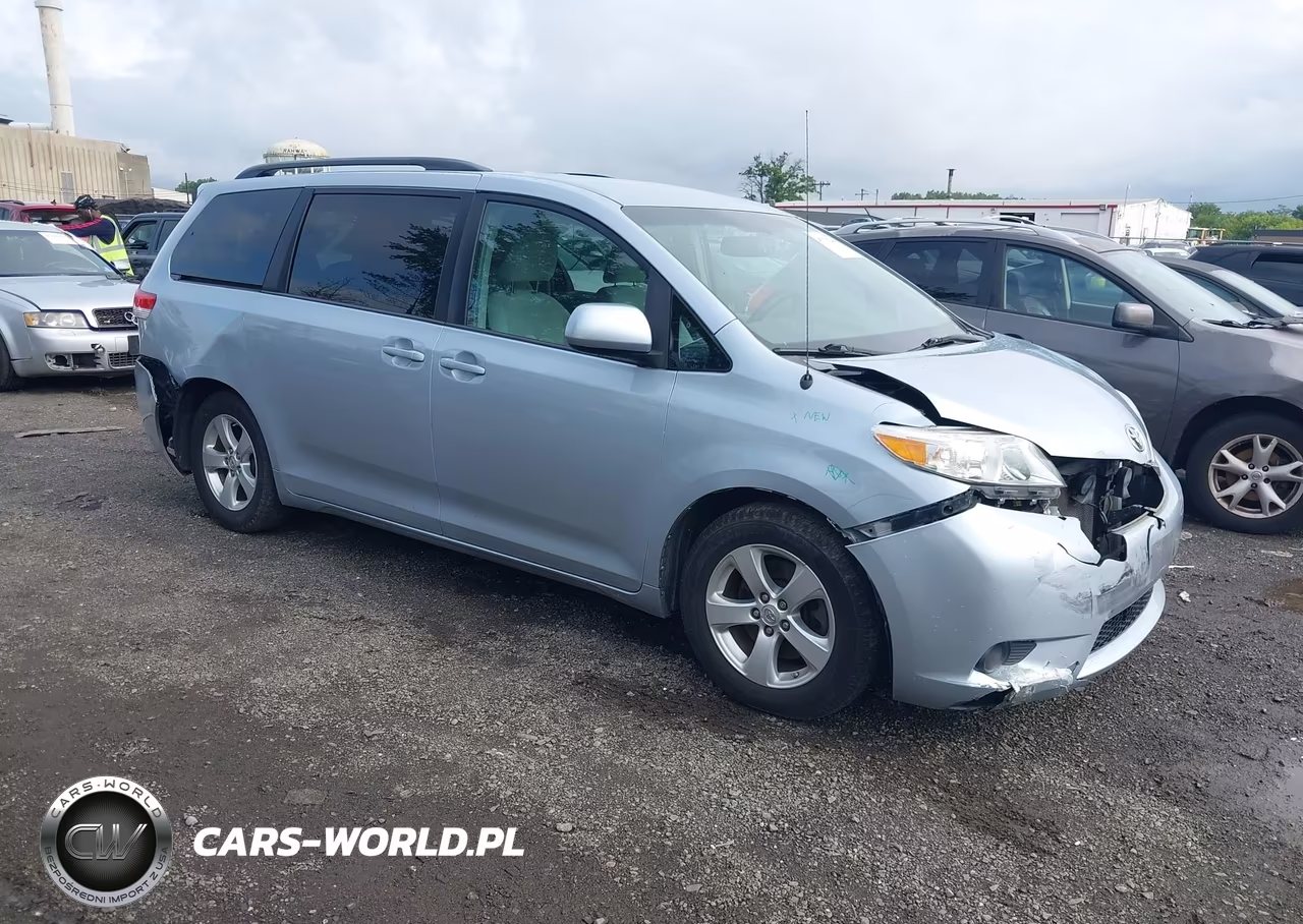 2013 Toyota Sienna Le V6 8 Passenger
