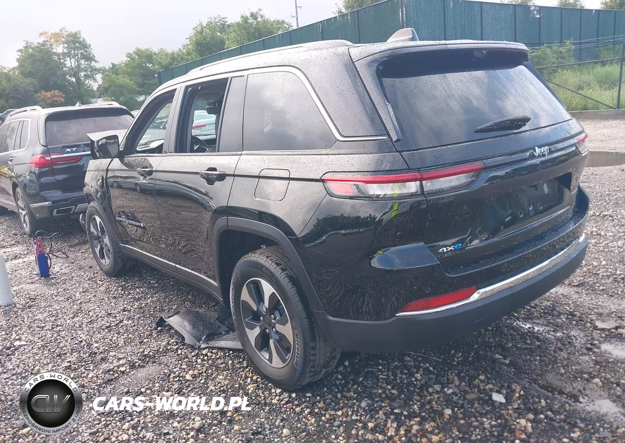 2023 Jeep Grand Cherokee 4Xe VIN:1C4RJYB69PC610752 - 3