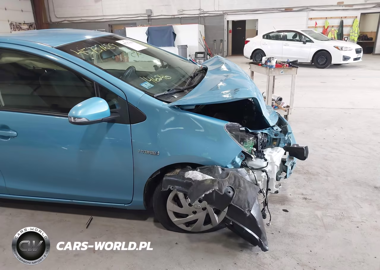 2015 Toyota Prius C Two VIN:JTDKDTB37F1109791 - 17