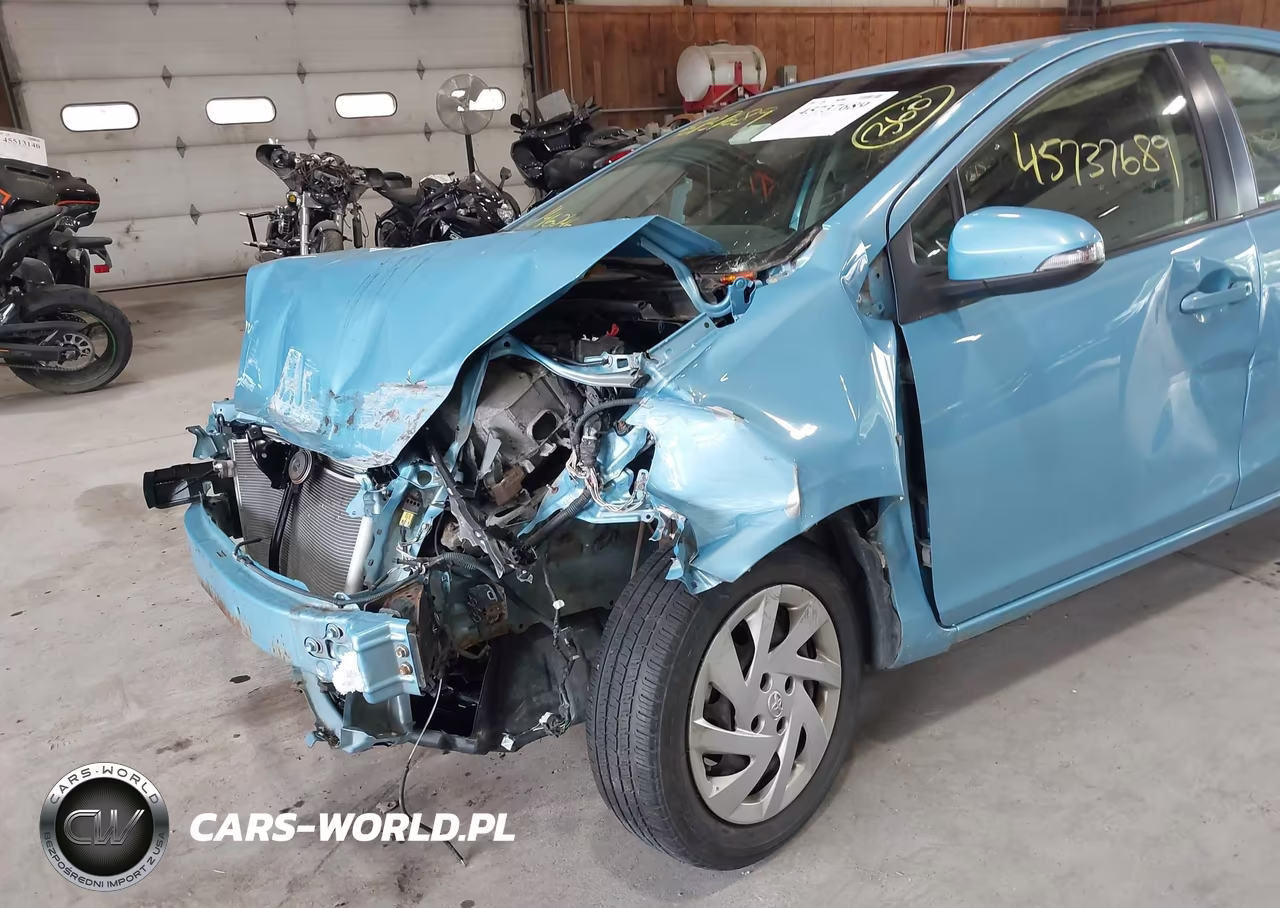 2015 Toyota Prius C Two VIN:JTDKDTB37F1109791 - 18