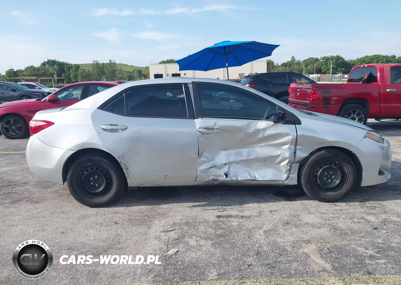 2018 Toyota Corolla Le VIN:5YFBURHE7JP761214 - 13