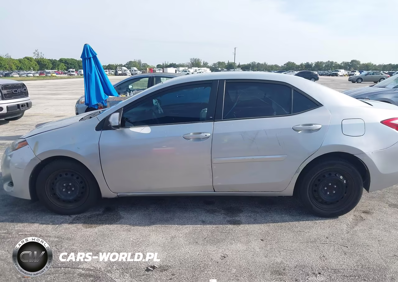 2018 Toyota Corolla Le VIN:5YFBURHE7JP761214 - 14