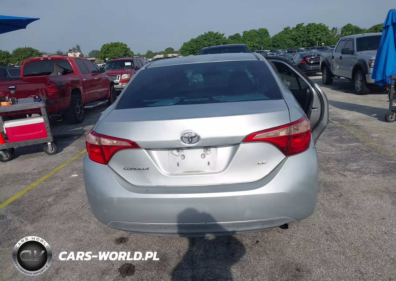 2018 Toyota Corolla Le VIN:5YFBURHE7JP761214 - 16