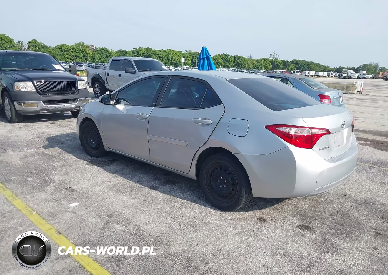 2018 Toyota Corolla Le VIN:5YFBURHE7JP761214 - 3