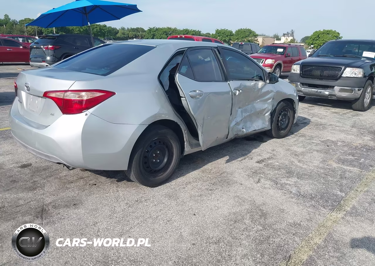 2018 Toyota Corolla Le VIN:5YFBURHE7JP761214 - 4