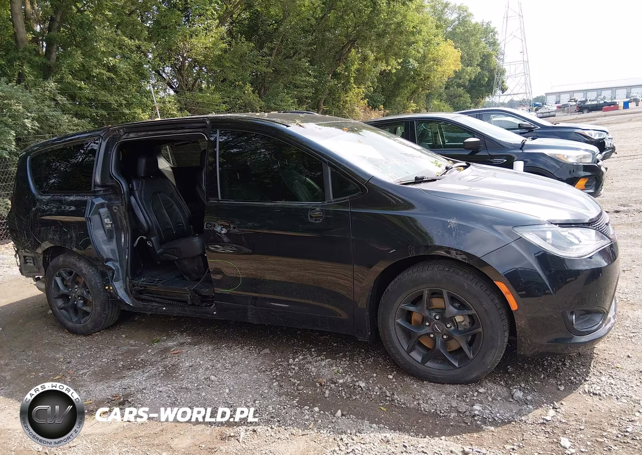 2018 Chrysler Pacifica Touring L Plus VIN:2C4RC1EG1JR157263 - 14
