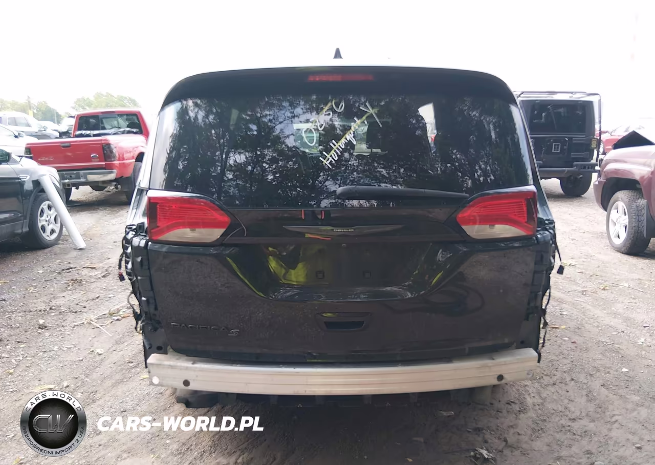 2018 Chrysler Pacifica Touring L Plus VIN:2C4RC1EG1JR157263 - 17