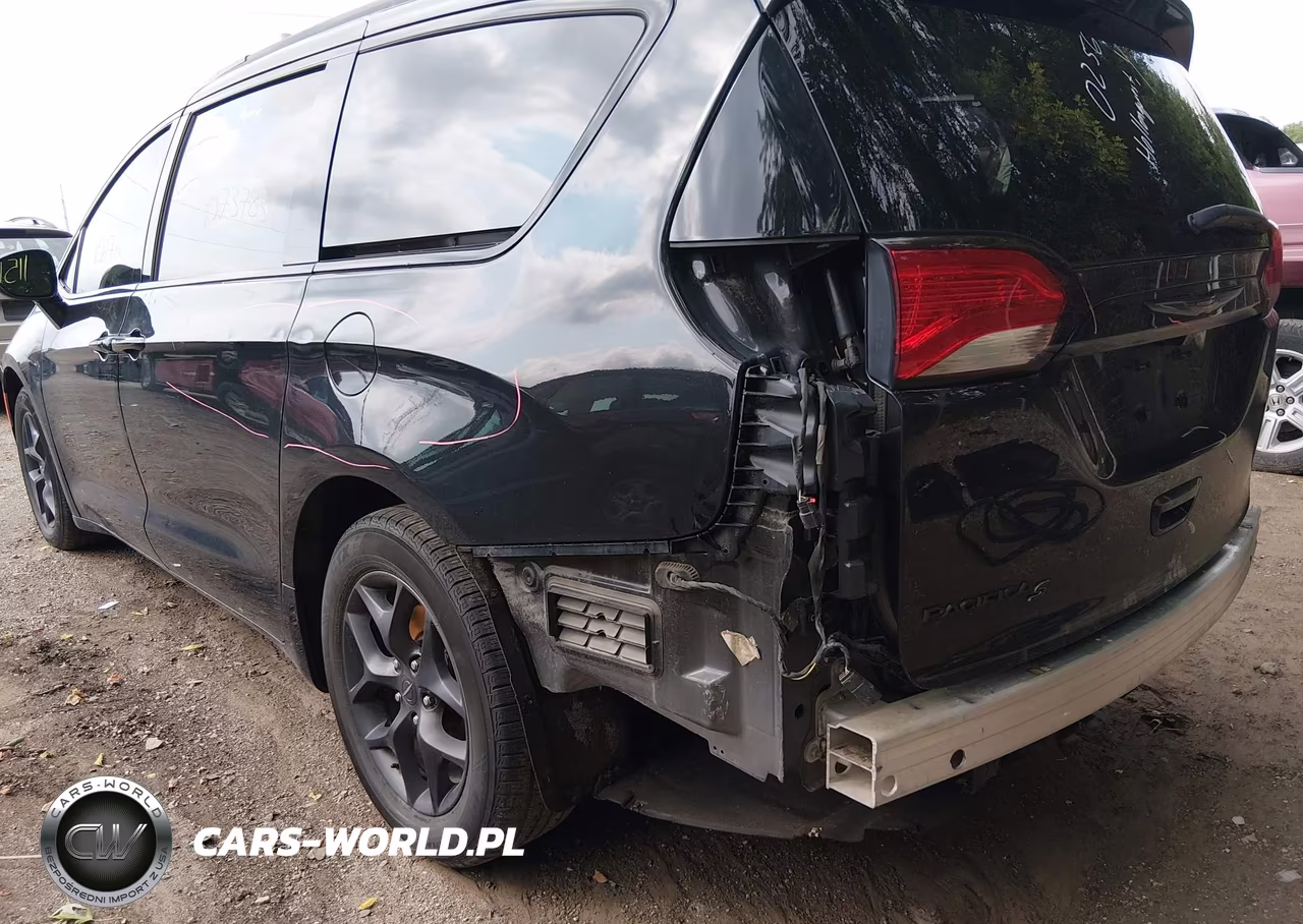 2018 Chrysler Pacifica Touring L Plus VIN:2C4RC1EG1JR157263 - 18